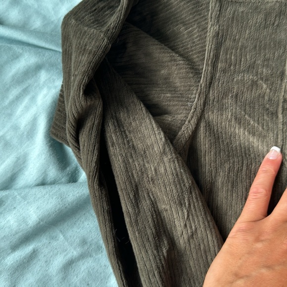 🌿 Suede Aerie Jacket – Olive Green XS – Chic & Stylish! - Picture 2 of 4
